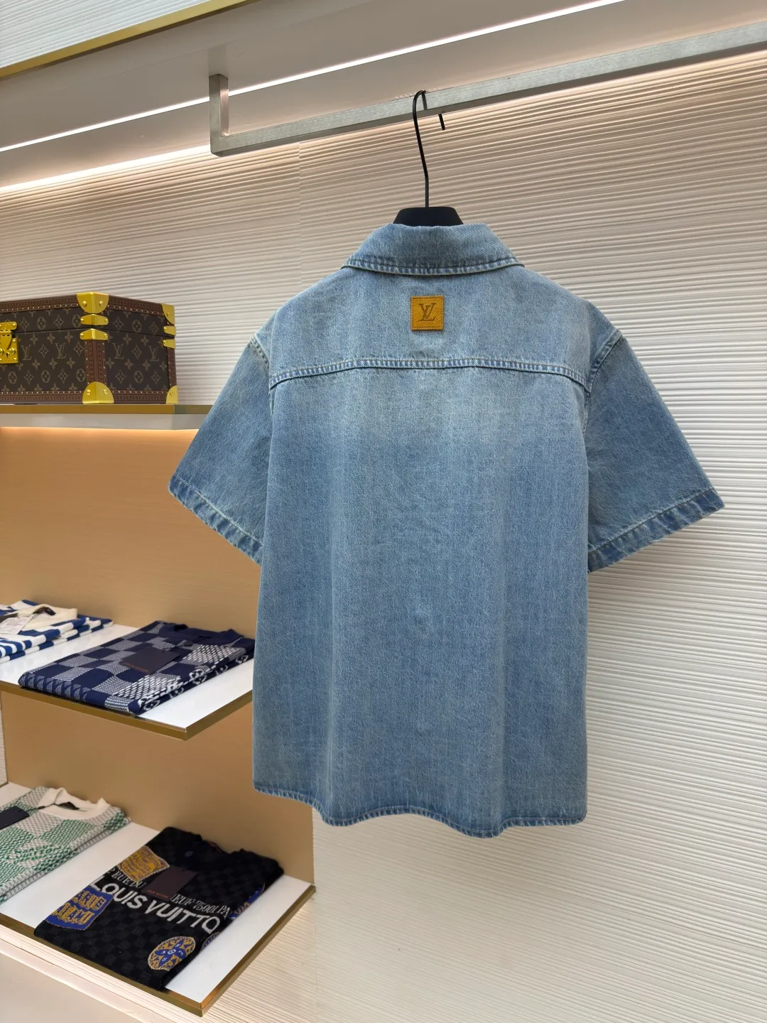 LOUIS VUITTON logo denim short-sleeved jacket ●Authentic product: Purchased and developed for 10800 ●Item number: 1680175-B10 ●Fabric: Denim denim ●Technology: Heavy enzyme wash ●Version: Fitted version ●Size: S-ML-XL ●Weight: about 675g ●Description: The overall wiring is straight and delicate, the fabric is comfortable and soft, the color is consistent and there is no color difference Can be matched with the same style to create a fashionable look, suitable for various occasions, customized accessories, complete with three standards, same style for men and women